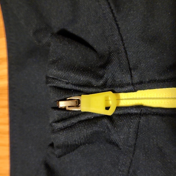 Boy's Under Armor long sleeve shirt - Picture 4 of 6